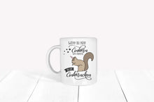 Lade das Bild in den Galerie-Viewer, Ein humorvolles Bild einer Tasse mit dem Schriftzug 'Wenn du kein Einhorn sein kannst, sei ein Einhörnchen' und einem niedlichen Einhörnchen-Motiv. Die Tasse steht auf einem Tisch und strahlt Spaß und Einzigartigkeit aus.