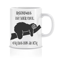 Lade das Bild in den Galerie-Viewer, Ein humorvolles Bild einer Tasse mit dem Schriftzug 'Irgendwas ist hier faul. Oh, das bin ja ich.' und einem gemütlichen Faultier, das auf einem Ast liegt. Das Bild strahlt Entspannung und humorvolle Selbstreflexion aus.