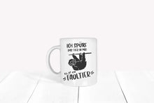 Lade das Bild in den Galerie-Viewer, Ein humorvolles Bild einer Tasse mit dem Schriftzug 'Ich spüre das Tier in mir, es ist ein Faultier.' und einem entspannten Faultier, das an einem Ast herunterhängt. Das Bild strahlt Entspannung und humorvolle Selbstreflexion aus