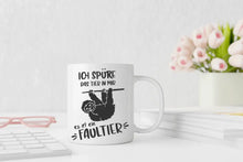 Lade das Bild in den Galerie-Viewer, Ein humorvolles Bild einer Tasse mit dem Schriftzug 'Ich spüre das Tier in mir, es ist ein Faultier.' und einem entspannten Faultier, das an einem Ast herunterhängt. Das Bild strahlt Entspannung und humorvolle Selbstreflexion aus