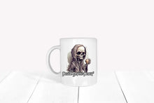 Lade das Bild in den Galerie-Viewer, Ein humorvolles Bild einer Tasse mit dem Schriftzug 'Death before decaf.' und einem stilvollen Skelett im Hoodie, das eine dampfende Tasse Kaffee genießt. Dieses Bild verkörpert die Leidenschaft für Kaffee und den Sinn für Humor perfekt.