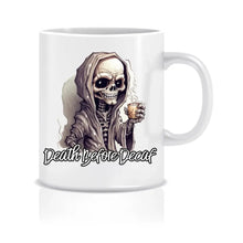 Lade das Bild in den Galerie-Viewer, Ein humorvolles Bild einer Tasse mit dem Schriftzug 'Death before decaf.' und einem stilvollen Skelett im Hoodie, das eine dampfende Tasse Kaffee genießt. Dieses Bild verkörpert die Leidenschaft für Kaffee und den Sinn für Humor perfekt.