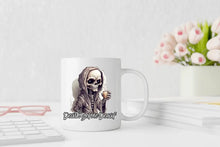 Lade das Bild in den Galerie-Viewer, Ein humorvolles Bild einer Tasse mit dem Schriftzug 'Death before decaf.' und einem stilvollen Skelett im Hoodie, das eine dampfende Tasse Kaffee genießt. Dieses Bild verkörpert die Leidenschaft für Kaffee und den Sinn für Humor perfekt.