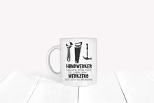 Lade das Bild in den Galerie-Viewer, Ein humorvolles Bild einer Tasse mit dem Schriftzug 'Handwerker machen keine Pause, sie geben dem Werkzeug Zeit sich zu erholen.' und lustigen Werkzeugbildern. Dieses Bild bringt den Spaß an Pausen und die humorvolle Seite des Handwerkerlebens zum Ausdruck.