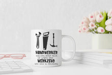 Lade das Bild in den Galerie-Viewer, Ein humorvolles Bild einer Tasse mit dem Schriftzug 'Handwerker machen keine Pause, sie geben dem Werkzeug Zeit sich zu erholen.' und lustigen Werkzeugbildern. Dieses Bild bringt den Spaß an Pausen und die humorvolle Seite des Handwerkerlebens zum Ausdruck.