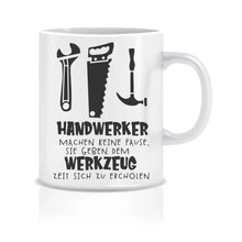 Lade das Bild in den Galerie-Viewer, Ein humorvolles Bild einer Tasse mit dem Schriftzug 'Handwerker machen keine Pause, sie geben dem Werkzeug Zeit sich zu erholen.' und lustigen Werkzeugbildern. Dieses Bild bringt den Spaß an Pausen und die humorvolle Seite des Handwerkerlebens zum Ausdruck.