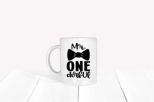 Lade das Bild in den Galerie-Viewer, Ein humorvolles Bild einer Tasse mit dem Schriftzug 'Mr. One-derful,' ein cleveres Wortspiel für 'wonderful.' Diese Tasse feiert die Einzigartigkeit auf humorvolle Weise und ist das ideale Geschenk, um jemandem zu zeigen, wie großartig er ist