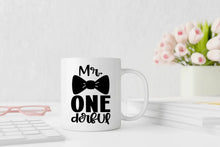 Lade das Bild in den Galerie-Viewer, Ein humorvolles Bild einer Tasse mit dem Schriftzug 'Mr. One-derful,' ein cleveres Wortspiel für 'wonderful.' Diese Tasse feiert die Einzigartigkeit auf humorvolle Weise und ist das ideale Geschenk, um jemandem zu zeigen, wie großartig er ist