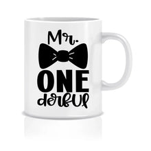 Lade das Bild in den Galerie-Viewer, Ein humorvolles Bild einer Tasse mit dem Schriftzug 'Mr. One-derful,' ein cleveres Wortspiel für 'wonderful.' Diese Tasse feiert die Einzigartigkeit auf humorvolle Weise und ist das ideale Geschenk, um jemandem zu zeigen, wie großartig er ist