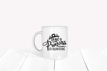 Lade das Bild in den Galerie-Viewer, Detailansicht der Tasse mit königlichen Elementen und Schriftzug