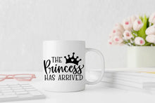 Lade das Bild in den Galerie-Viewer, Bild der Prinzessinnen-Tasse mit dem selbstbewussten Schriftzug 'The Princess has Arrived