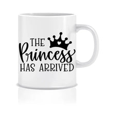 Lade das Bild in den Galerie-Viewer, "Nahaufnahme des Tassen-Schriftzugs 'The Princess has Arrived'.