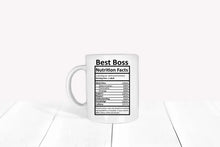 Lade das Bild in den Galerie-Viewer, Detailansicht der Tasse, die die Qualitäten eines echten Bosses in einer humorvollen 'Nährwerttabelle' präsentiert