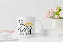 Lade das Bild in den Galerie-Viewer, Bild der 'Boss Babe' Tasse mit dem selbstbewussten Schriftzug und einer Krone darüber.