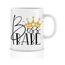 Lade das Bild in den Galerie-Viewer, "Nahaufnahme der Tasse mit dem Schriftzug 'Boss Babe' und einer eleganten Krone - ein königliches Statement