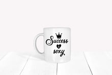 Lade das Bild in den Galerie-Viewer, Detailansicht der Tasse, die Erfolg und Attraktivität in einem Schriftzug vereint.