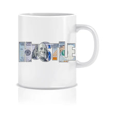 Lade das Bild in den Galerie-Viewer, Nahaufnahme der Tasse mit inspirierendem 'HUSTLE' Schriftzug - ein Statement für ehrlichen Einsatz und finanziellen Erfolg