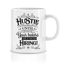 Lade das Bild in den Galerie-Viewer, Nahaufnahme der Tasse mit inspirierendem 'Hustle' Schriftzug - ein Symbol für Entschlossenheit und Erfolg