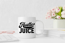 Lade das Bild in den Galerie-Viewer, Bild der 'Hustle Juice' Tasse mit dem kreativen Schriftzug 'Hustle Juice
