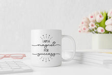 Lade das Bild in den Galerie-Viewer, Bild der 'I am a Magnet for Success' Tasse mit dem selbstbewussten Schriftzug 'I am a magnet for success