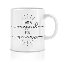 Lade das Bild in den Galerie-Viewer, Nahaufnahme der Tasse mit inspirierendem Schriftzug - ein täglicher Ansporn für Erfolg und Positivität