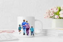 Lade das Bild in den Galerie-Viewer, Familie mit 2 Kindern beim Spazieren