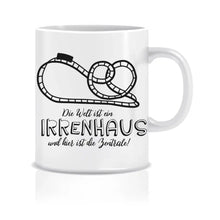 Lade das Bild in den Galerie-Viewer, Spruchtasse: Die Welt ist ein Irrenhaus
