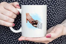 Lade das Bild in den Galerie-Viewer, Personalisierte Tasse_Hochzeit_Brautpaar Hände_Wish-Print