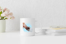Lade das Bild in den Galerie-Viewer, Personalisierte Tasse_Hochzeit_Brautpaar Hände_Wish-Print