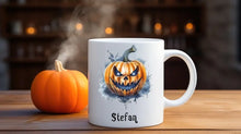 Lade das Bild in den Galerie-Viewer, Personalisierte Halloween Tasse von Wish Print mit einem Gruselkürbis