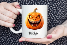 Lade das Bild in den Galerie-Viewer, Personalisierte Halloween-Tasse von Wish Print: Spukender Jack O' Laterne mit deinem Namen