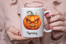 Lade das Bild in den Galerie-Viewer, Personalisierte Halloween-Tasse von Wish Print mit Name und Kürbis