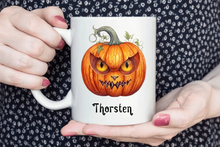 Lade das Bild in den Galerie-Viewer, Personalisierte Halloween-Tasse von Wish Print mit Name und Kürbis
