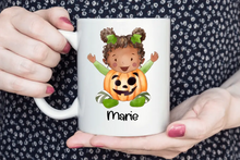 Lade das Bild in den Galerie-Viewer, Personalisierte Halloween-Tasse von Wish Print: Süßes Kind im Halloween Kostüm