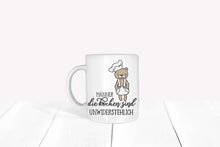 Lade das Bild in den Galerie-Viewer, Detailansicht der Tasse mit einem charmanten Bären, der seine Kochkünste präsentiert.
