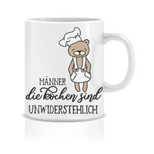 Lade das Bild in den Galerie-Viewer, Nahaufnahme des Tassen-Schriftzugs &#39;Männer die kochen, sind unwiderstehlich&#39; mit einem niedlichen Bären in Kochmütze
