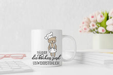 Lade das Bild in den Galerie-Viewer, Bild der Koch-Bären-Tasse mit dem humorvollen Schriftzug &#39;Männer die kochen, sind unwiderstehlich&#39; und einem Bären in Kochmütze

