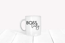 Lade das Bild in den Galerie-Viewer, Detailansicht der Tasse, die die Entschlossenheit und Führungsqualitäten einer wahren &#39;Boss Lady&#39; hervorhebt.
