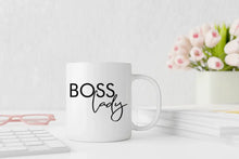 Lade das Bild in den Galerie-Viewer, Bild der Boss Lady Tasse mit dem selbstbewussten Schriftzug &#39;Boss Lady&#39; in elegantem Design
