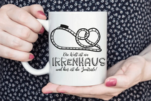 Lade das Bild in den Galerie-Viewer, Spruchtasse: Die Welt ist ein Irrenhaus
