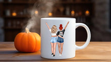 Lade das Bild in den Galerie-Viewer, Personalisierte Tasse von Wish Print mit Freundinnen in Halloween Outfit
