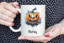 Lade das Bild in den Galerie-Viewer, Personalisierte Halloween Tasse von Wish Print mit einem Gruselkürbis
